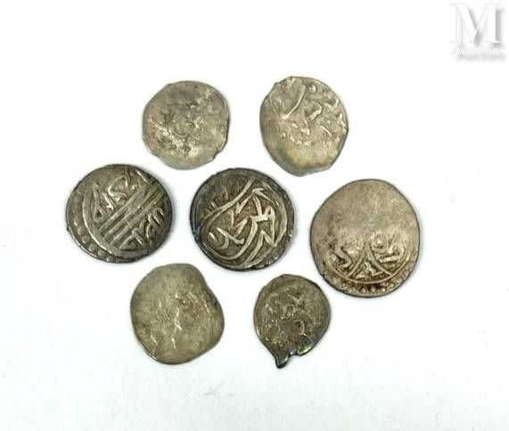 Egypte - (AH 834-1032) Lot de huit akce comprenant : 
- Trois akce de Mourad II &hellip;