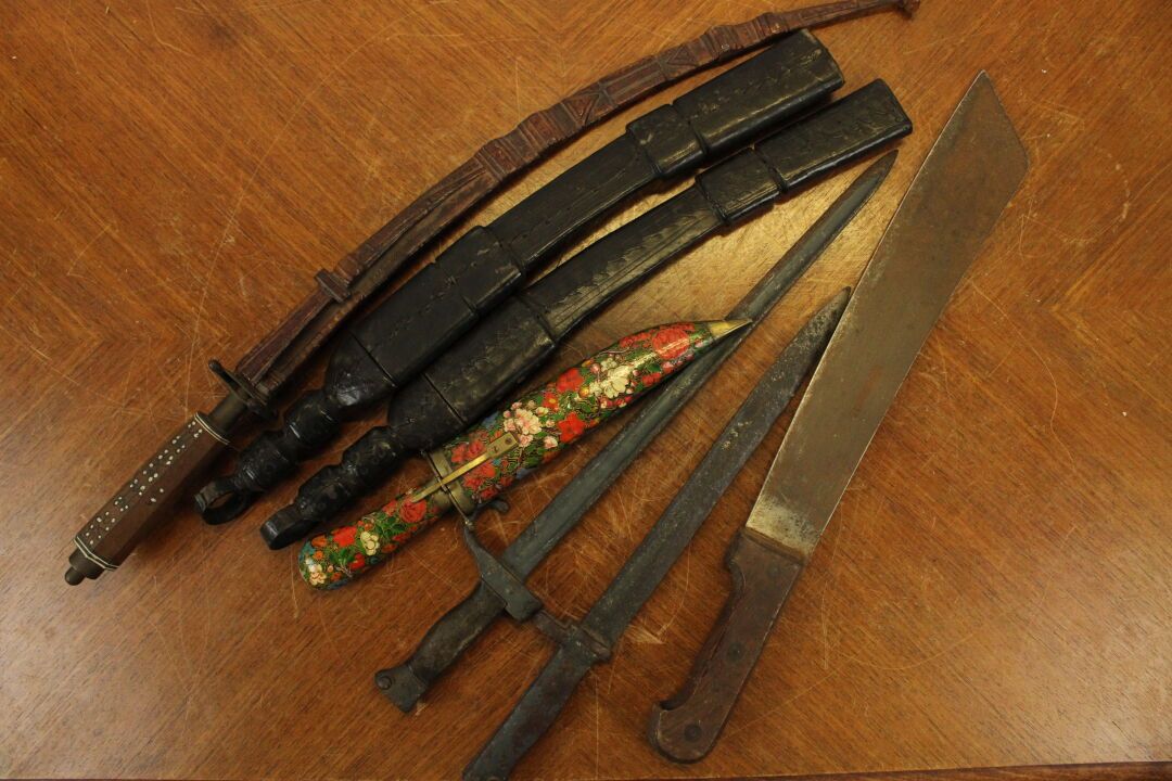 Null AFRIQUE et divers. Réunion d'armes comprenant : deux sabres en métal et cui&hellip;