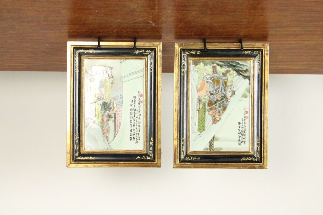 Null 中国。瓷器上的绘画挂件，表现了一个武士和一个宫廷里的人。19世纪。尺寸：19 x 12厘米。