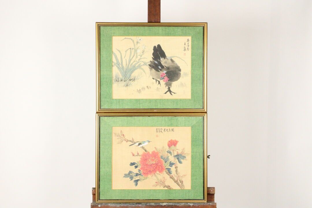 Null 中国。挂件为两幅表现植被中的鸟类的丝绸画。尺寸：29 x 37厘米。裱于玻璃下。