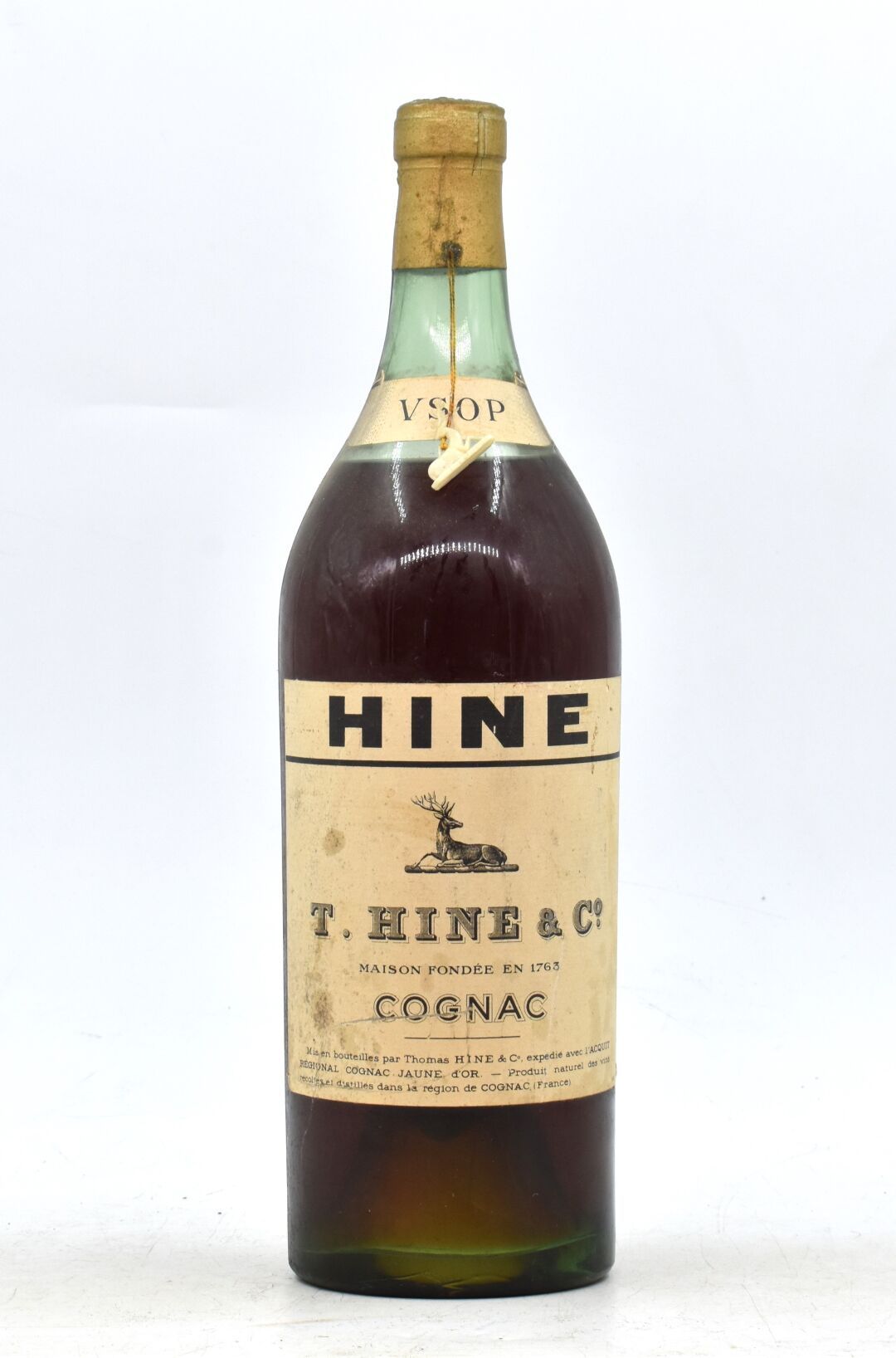 Null 1 große Flasche COGNAC. T.Hine and C. 
Füllstand: -6 cm unter der Kapsel.

&hellip;
