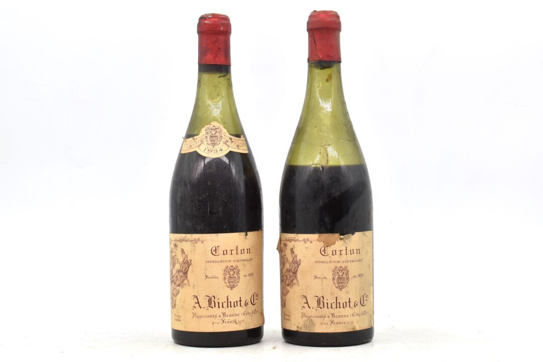 Null 2 bottles of CORTON 1934 Albert Bichot. 
Stained labels. 1 bottle with miss&hellip;