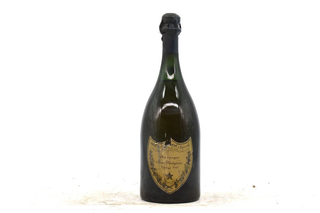 Null 1瓶DOM PERIGNON香槟酒。1949年的年份。酩悦香槟
水平：胶囊下4厘米。