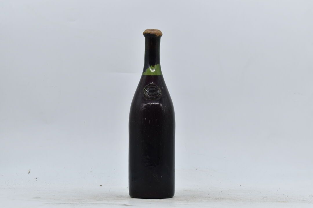 Null 1 bottiglia di vino rosso antico, presumibilmente del 1872. 

Secondo la le&hellip;