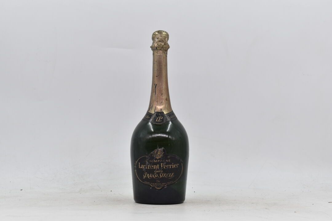 Null 1瓶Laurent Perrier "Cuvée Grand Siècle "香槟酒。 
损坏的标签。