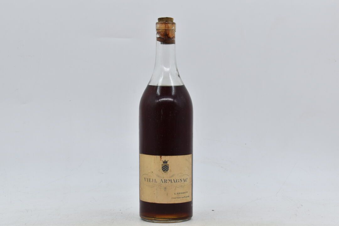 Null 1 bottiglia di Armagnac vecchio. L.Bedout. Château de la Plaine.
Livello: -&hellip;