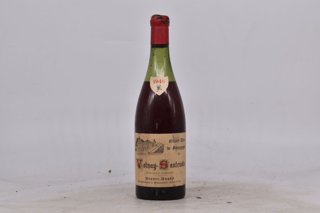 Null 1 bouteille de Volnay Santenots 1946. Brunet Bussy. 
Niveau: -6 cm sous la &hellip;