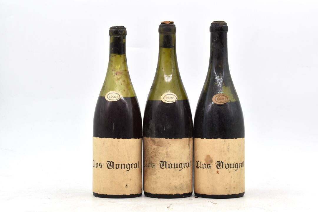 Null Riunione di 3 bottiglie di Clos de Vougeot 1938. 
Livello: da -8 a -9 cm so&hellip;