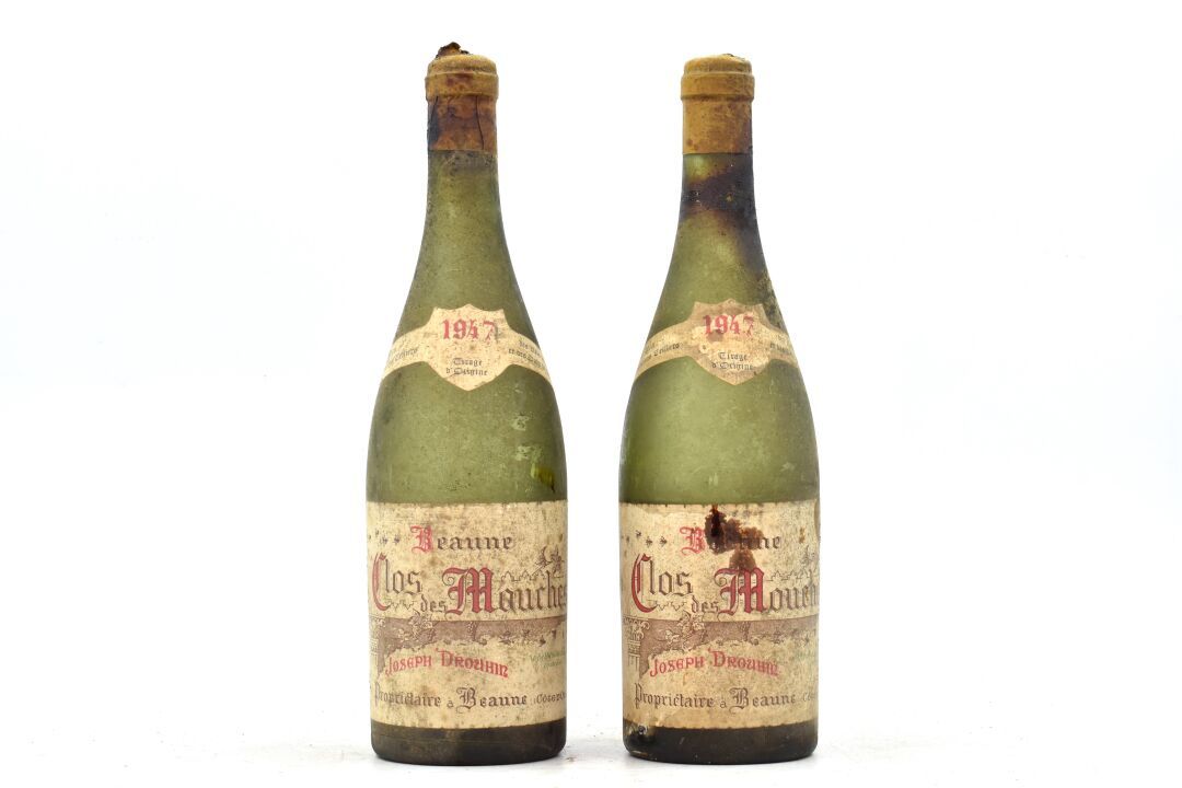 Null 2 bottiglie di BEAUNE "CLOS DES MOUCHES" 1947 Joseph Drouhin. 
Etichette sb&hellip;