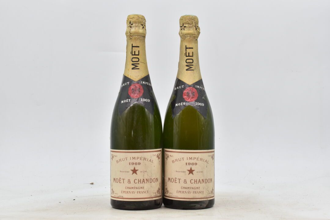 Null 2 botellas de champán Moët & Chandon. Brut imperial 1969. Epernay Francia.