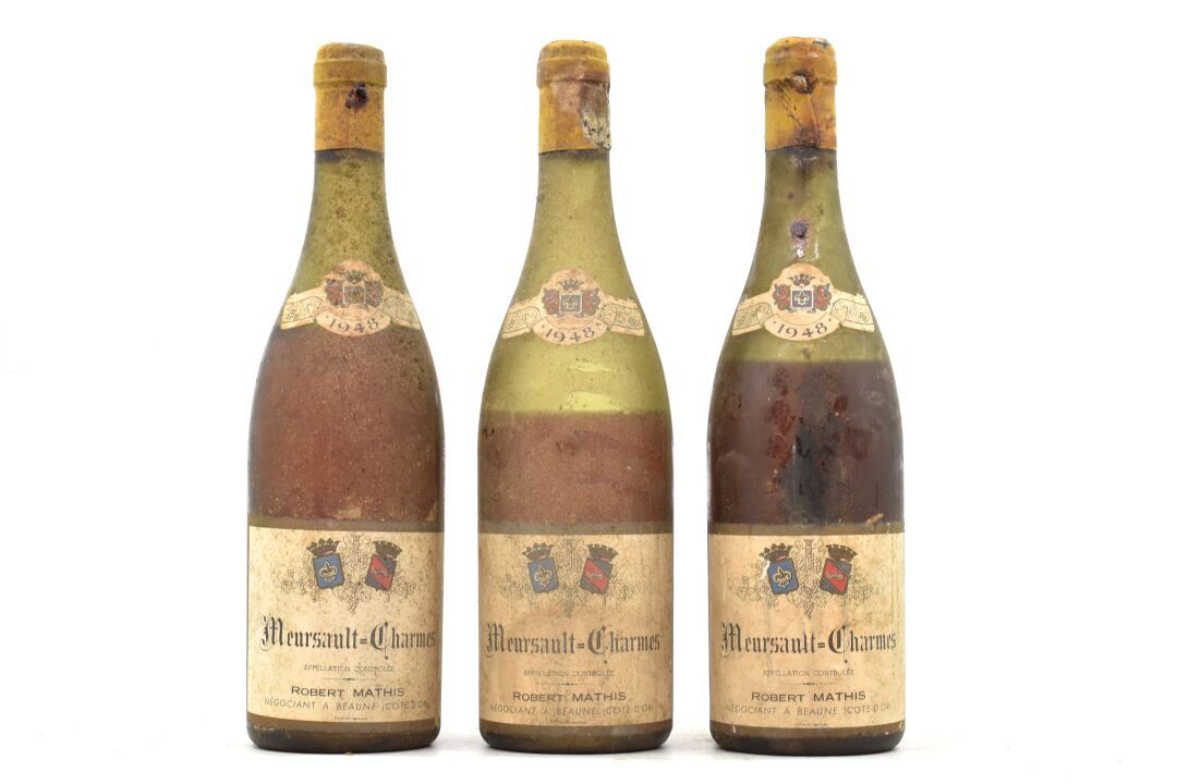 Null 3瓶MEURSAULT-CHARMES 1948 Robert Mathis。 
 褪色和染色的标签。 
水平：11厘米，9.5厘米和7.5厘米的胶囊&hellip;