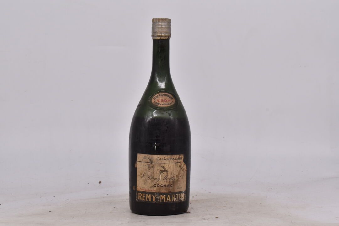 Null 1 bouteille de COGNAC. Fine champagne. Remy Martin. 
Niveau: -12 cm sous la&hellip;