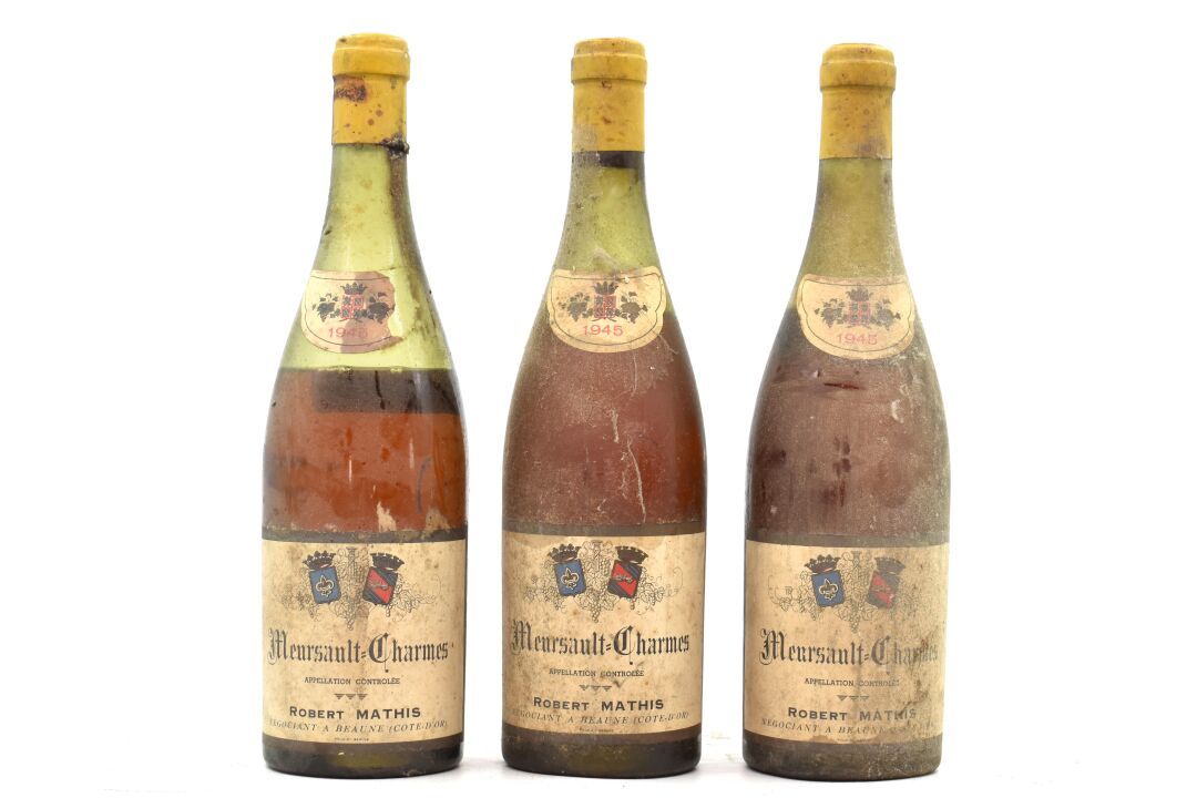 Null 3 bouteilles de MEURSAULT-CHARMES 1945 Robert Mathis. 
Étiquettes fanées et&hellip;