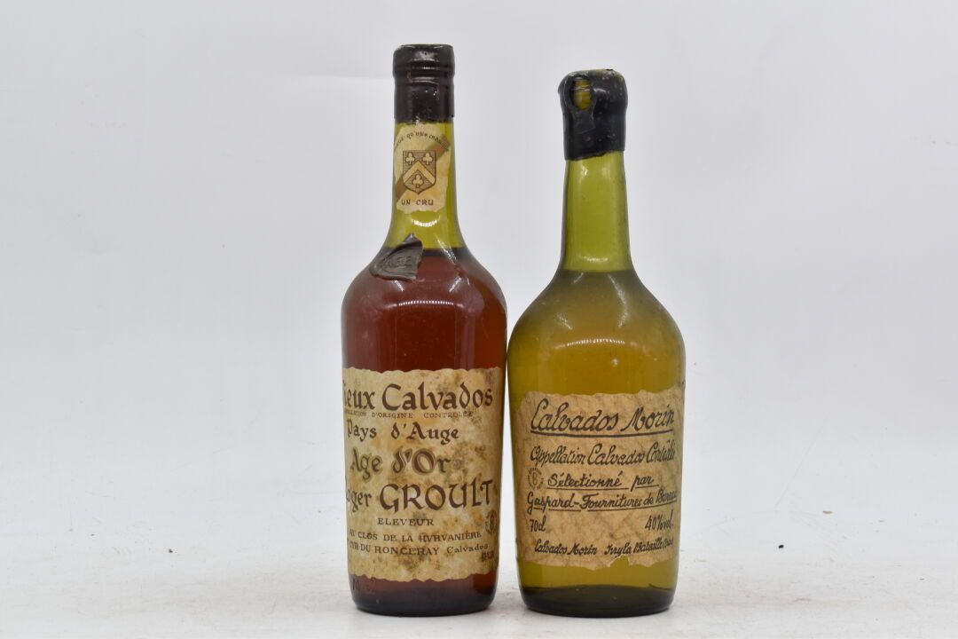 Réunion de deux bouteilles de Calvados comprenant : 1瓶来自Pays d'Auge的老卡尔瓦多斯。罗杰-格鲁&hellip;