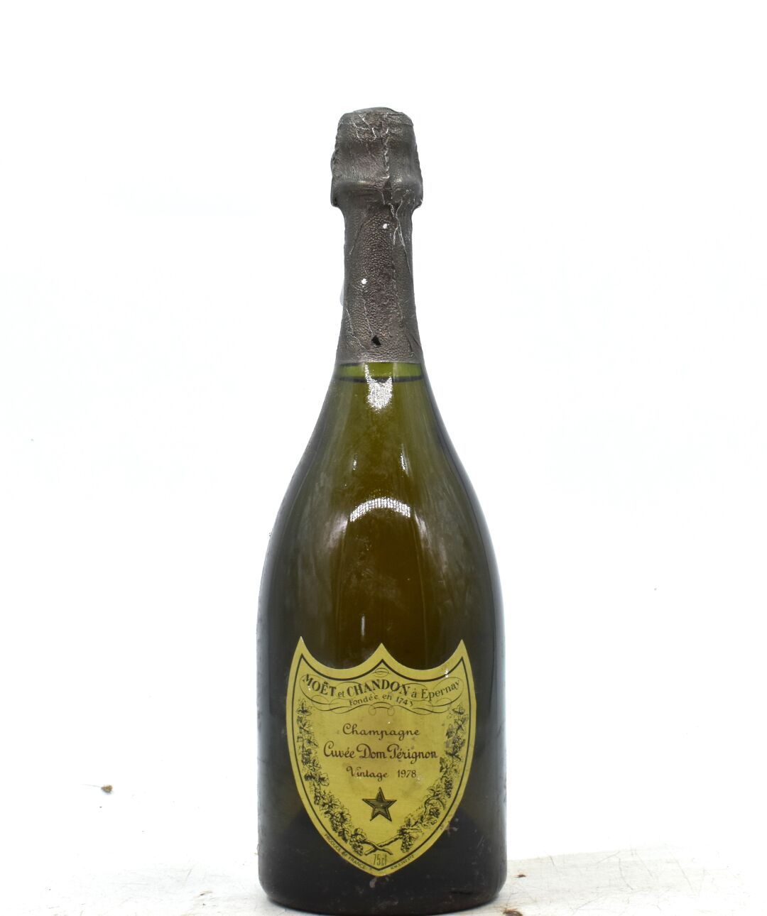 Null 1瓶DOM PERIGNON香槟酒。1978年的年份。酩悦香槟
水平：瓶盖下-0.5厘米。