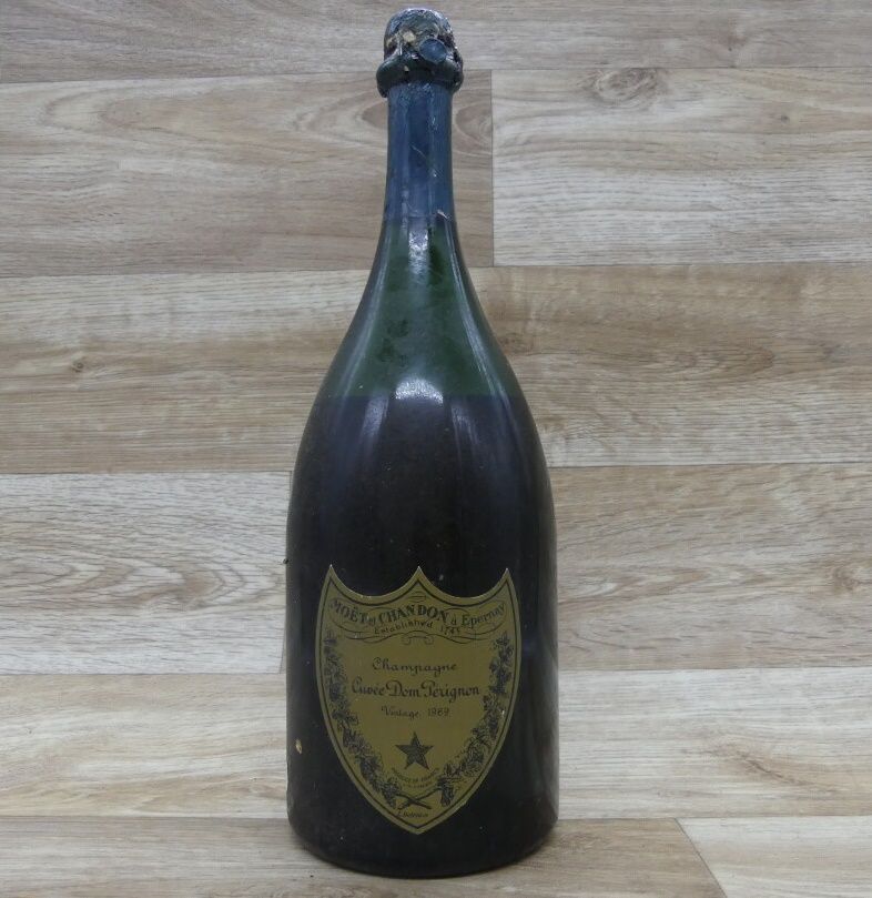 Dom Pérignon MOET ET CHANDON cuvée DOM PERIGNON 1969年1大瓶。 
级别为胶囊下8.5厘米，轻微滴落。