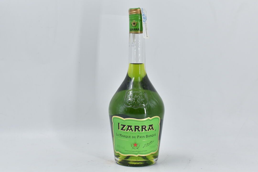 Null 1 Flasche grüner IZARRA. 
Füllstand: 5 cm unter der Kapsel.