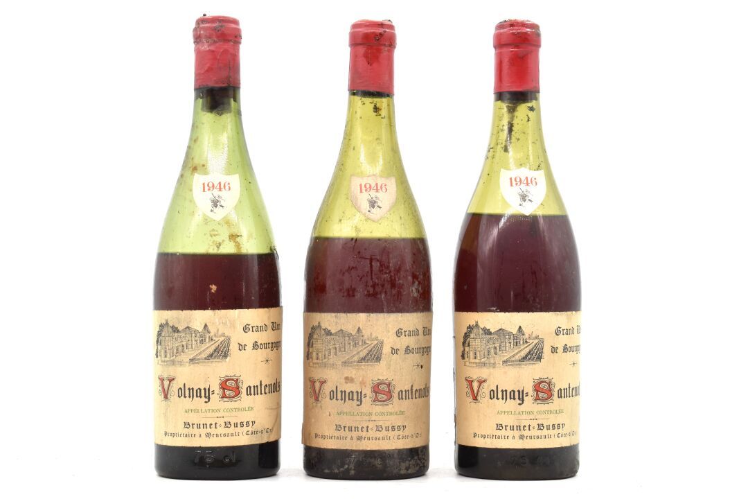 Null 3 bottles of VOLNAY SANTENOTS 1946 Brunet-Bussy. 
Faded labels. 
Levels: 8 &hellip;