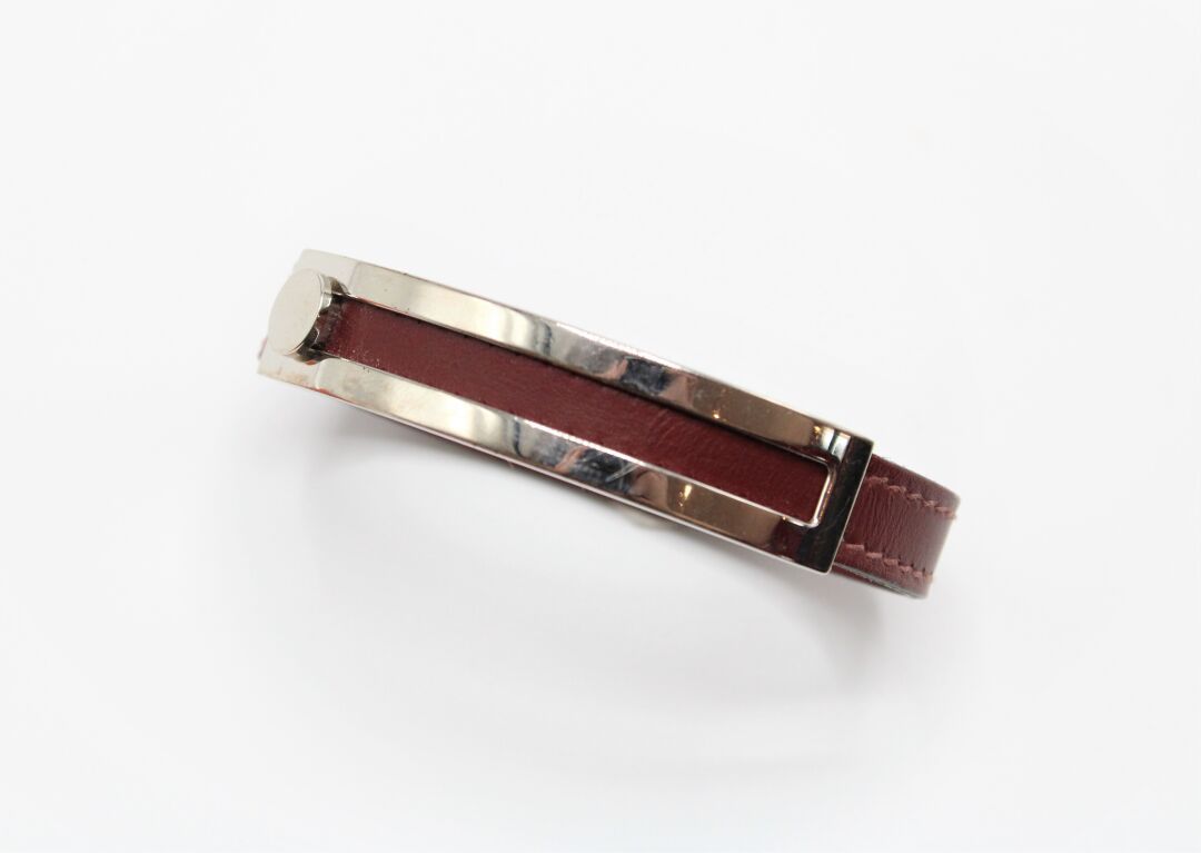 Null HERMES. 
Bracelet model "Pousse-pousse" in burgundy leather and adjustable &hellip;
