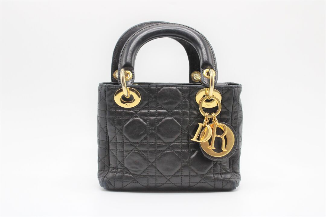 Null 迪奥。 
Lady Dior黑色绗缝小牛皮迷你手提包。配有小袋。 
尺寸：14.5x17厘米。 
使用状况，四角和手柄处有轻微磨损。
专家：Jérôm&hellip;