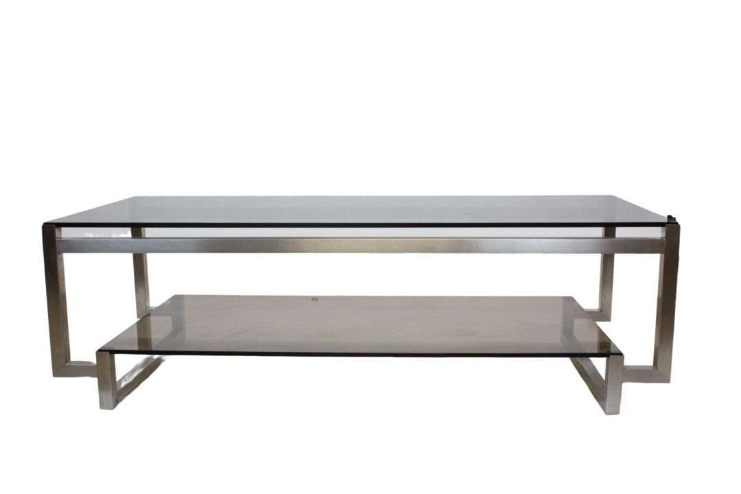 Null 镀铬金属咖啡桌，配有双层烟熏玻璃桌面。70 年代制造。 
尺寸：37 x 131 x 55 厘米。