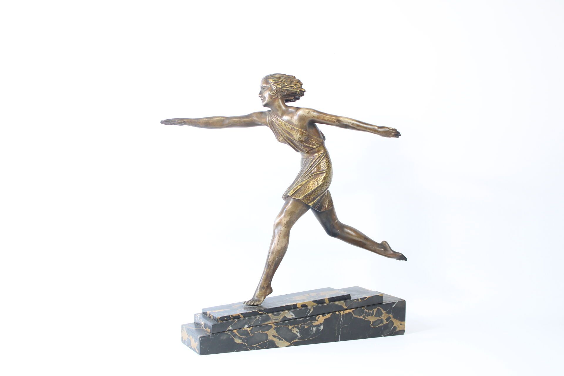 Null Demeter CHIPARUS (1886-1947). D'après.
Danseuse, sujet en bronze avec socle&hellip;