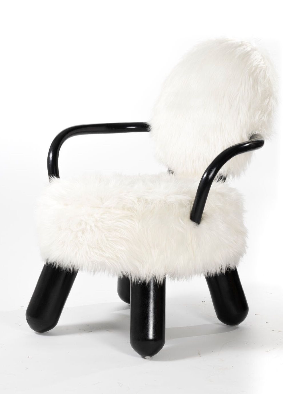Null 二十一世纪比利时学院派：Olivier de SCHRIJVER（1958 年）。
威廉扶手椅，白色人造毛皮，扶手和椅腿为熏黑木质，已签约并编号 28&hellip;