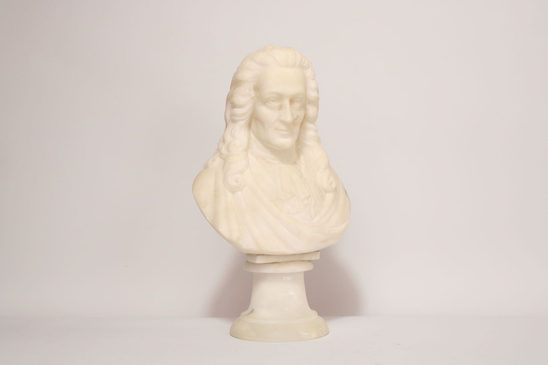 Null Busto de mármol blanco de Voltaire.
Altura: 34 cm.
Restauración en el dorso&hellip;
