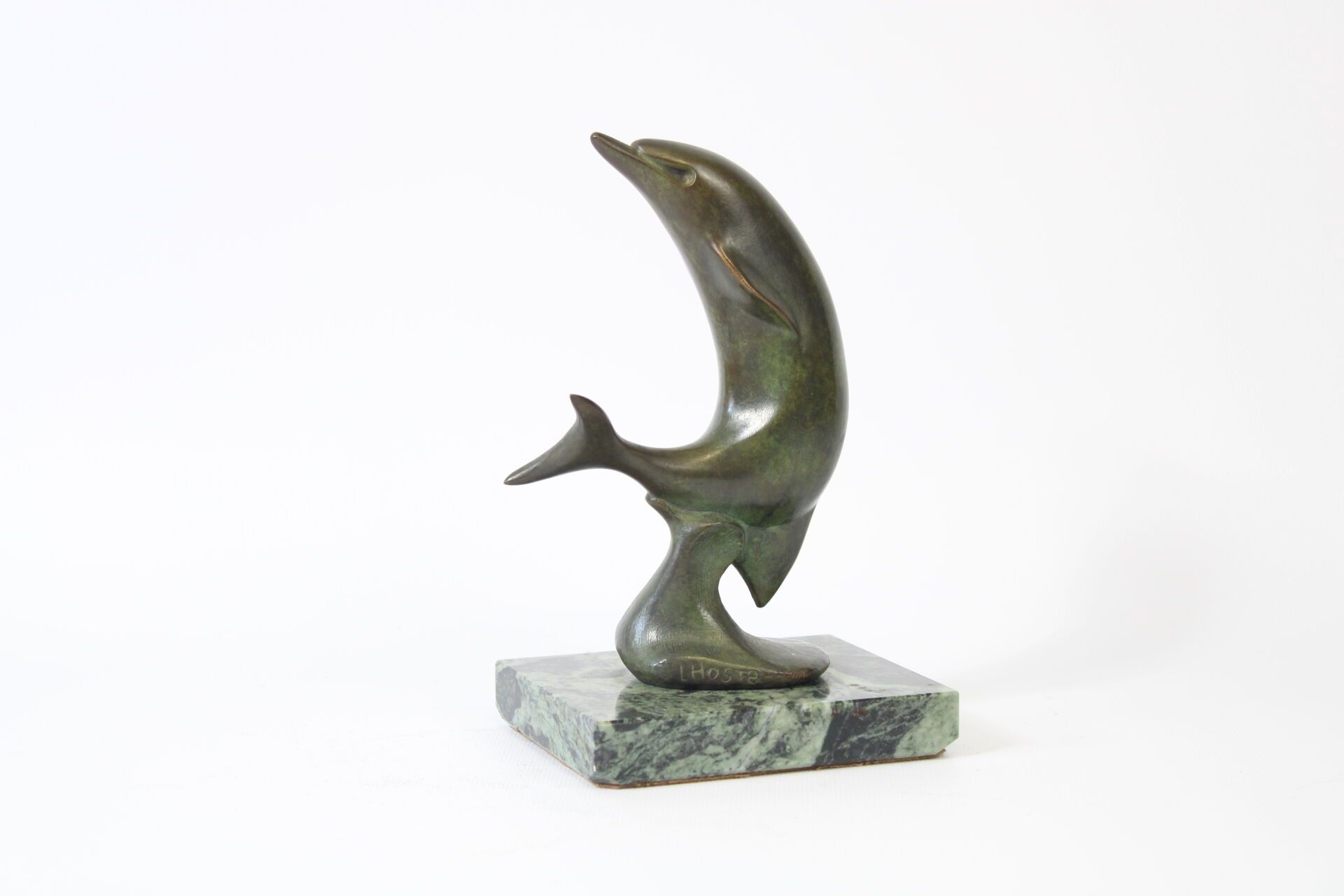 Null Claude LHOSTE (1929-2009).
Dauphin, sujet en bronze avec socle en marbre. S&hellip;