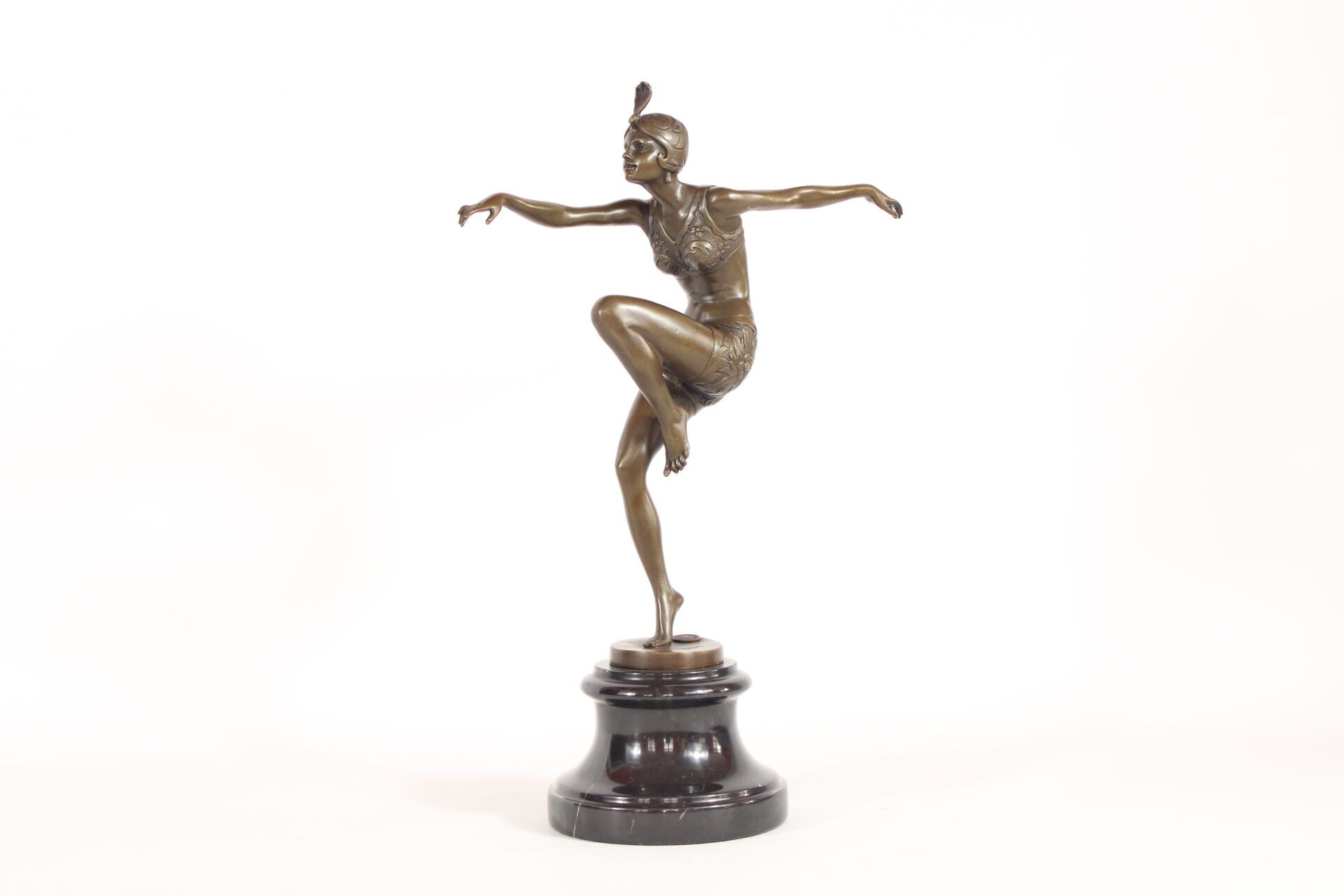 Null 巴黎，费迪南德根据
咆哮的二十年代舞者》，青铜，大理石底座。有青铜印章签名。现代印花。
带底座高度：38 厘米