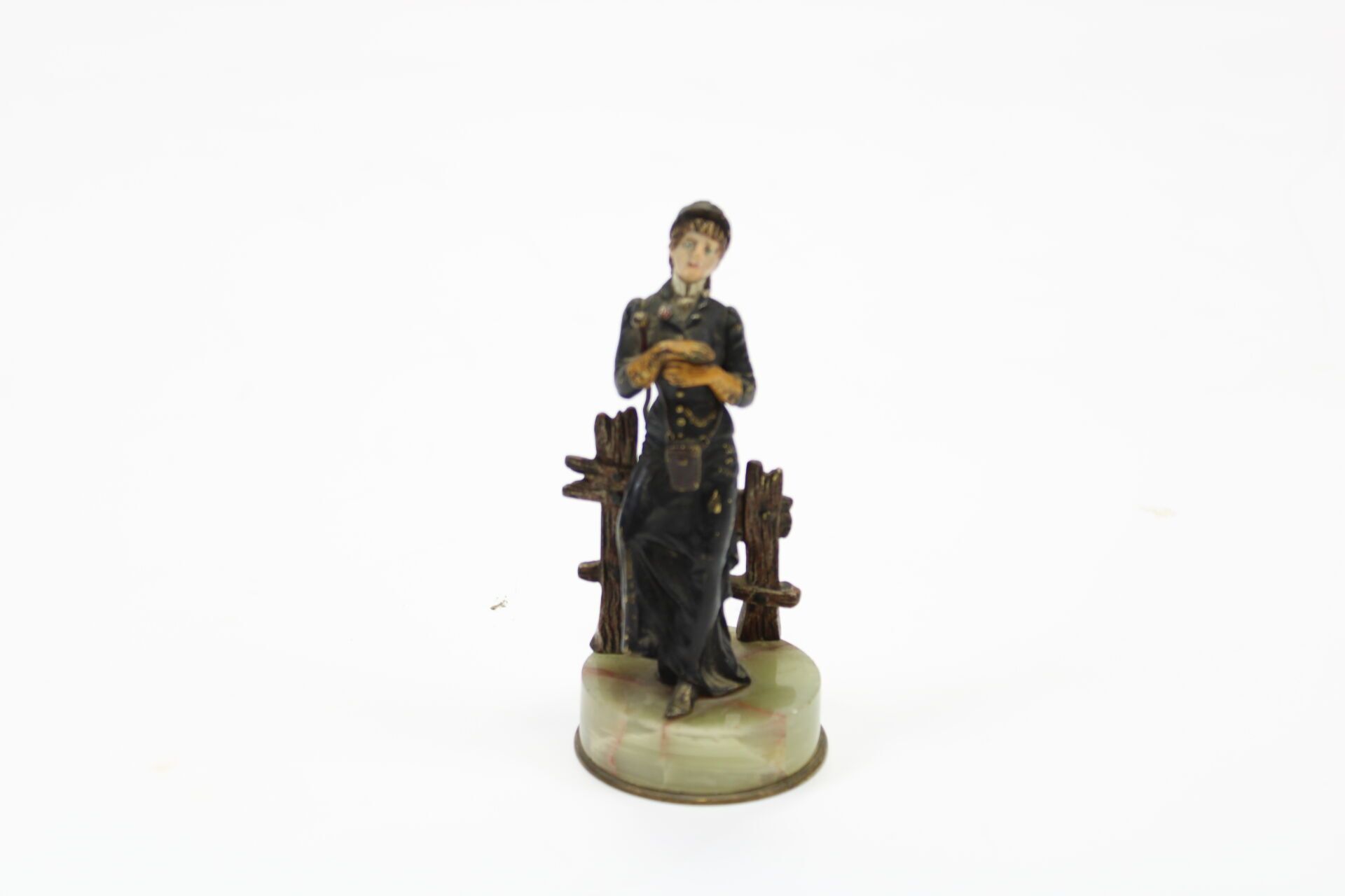 Null Femme en uniforme, petit sujet en bronze polychrome avec socle en pierre du&hellip;