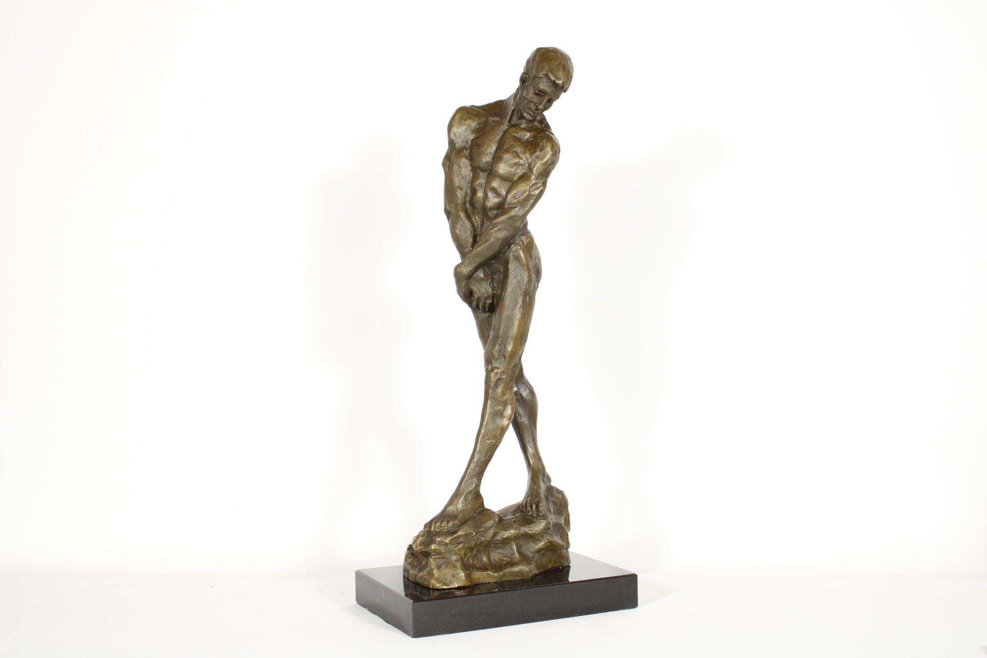 Null 奥古斯特-罗丹（1840/1917）。根据
男性裸体，青铜主体，大理石底座。底座上有签名。现代版画。
带底座高：47 厘米