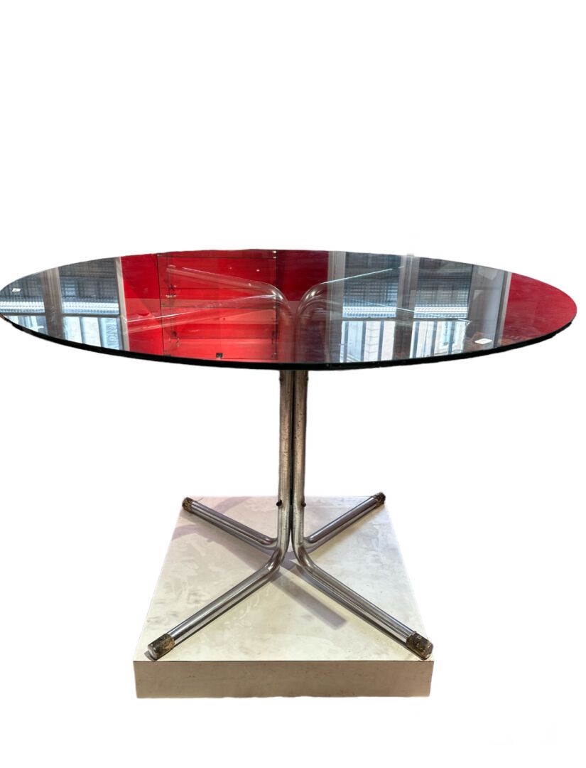 Null Round table with glass top and four-legged tubular metal base. 
Dimensions:&hellip;