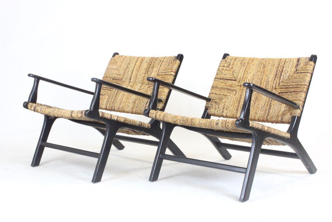 Null 21 世纪比利时学院派：Olivier de SCHRIJVER（1958 年）。
一对贝弗利山庄扶手椅，采用野生稻草和黑色染色实木制作。 
已签名并&hellip;