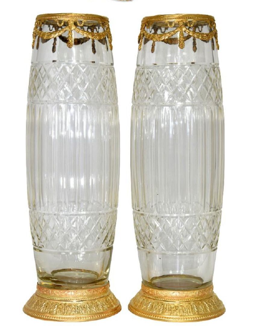 Null Grande paire de vases en cristal taillé à décor de croisillons et canaux, m&hellip;