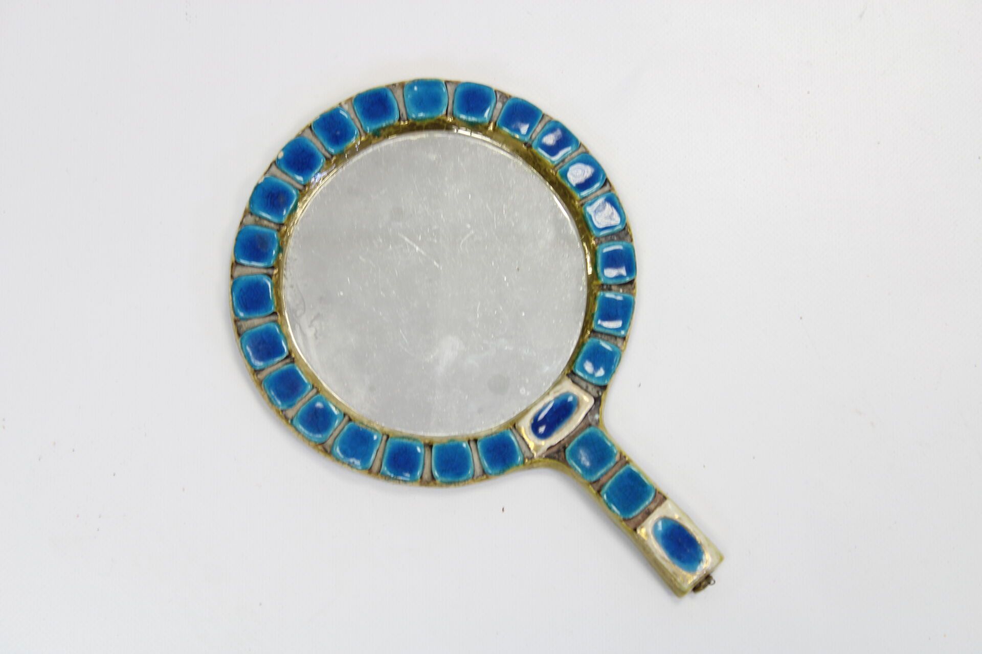 Null Mithé ESPELT (1923-2020).
Miroir face à main en céramique émaillée bleu.
Di&hellip;