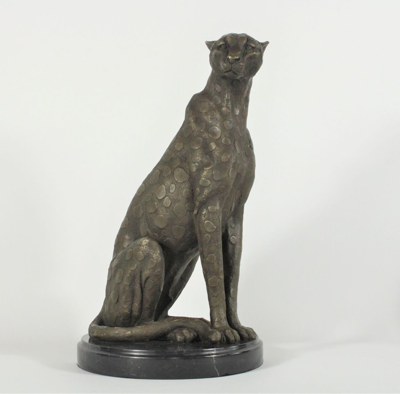 Null MILO (1893-1970). Nach.
Sitzender Gepard, Bronze mit Marmorsockel. Moderner&hellip;
