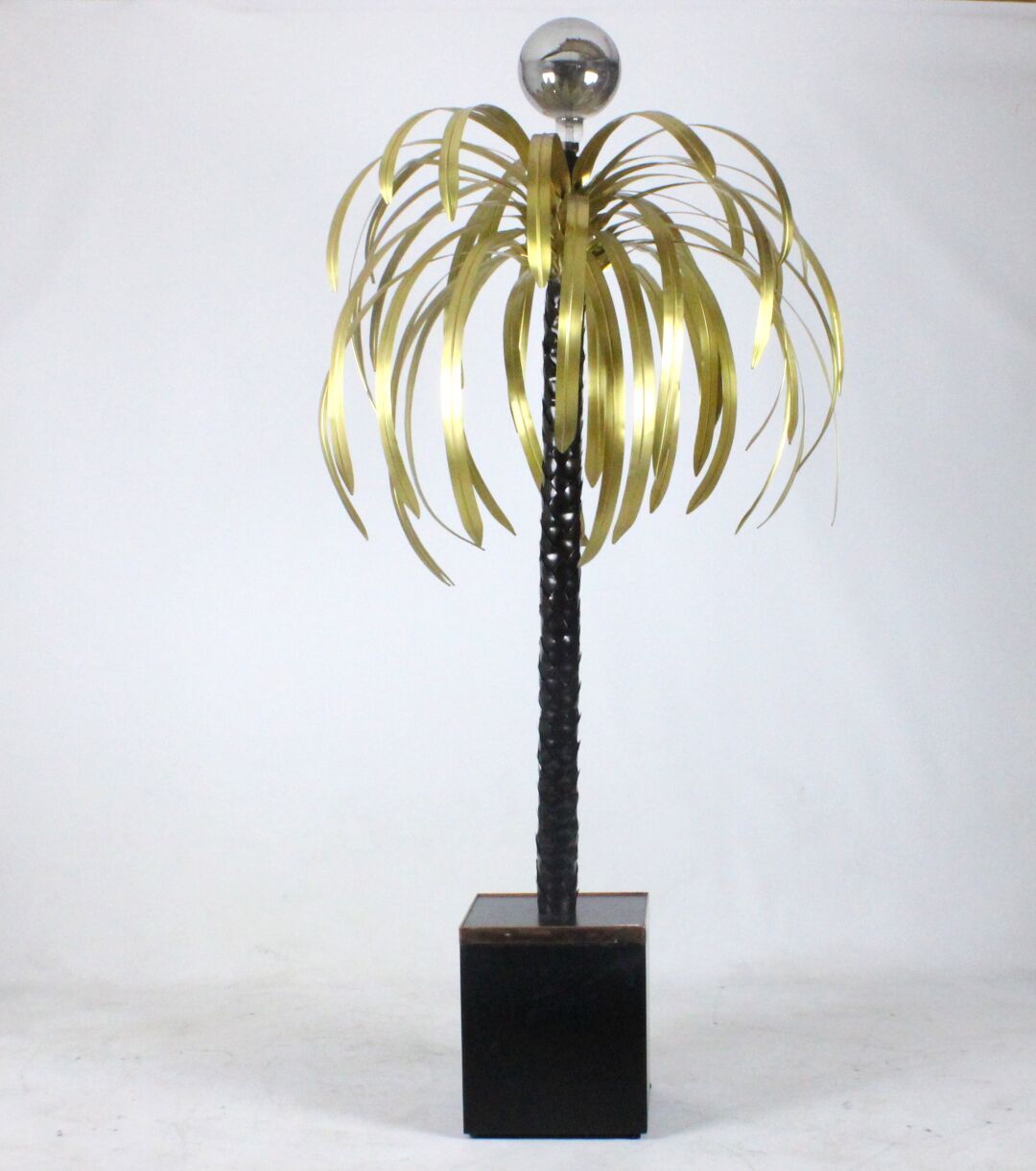 Null 21 世纪比利时流派：Olivier de SCHRIJVER（1958 年）。
帕尔马诺瓦风格的棕榈树落地灯，通电。黑色青铜树干，树叶镀金。 
已签&hellip;