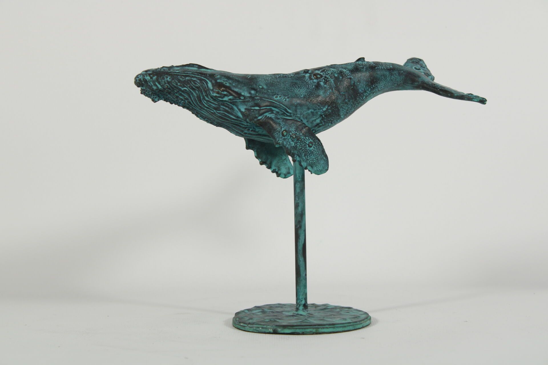 Null 鲸鱼，带蓝色铜锈的青铜雕塑，带底座。签名为 "Ruchos Bronze"。现代印刷品。
带底座尺寸：19x25 厘米