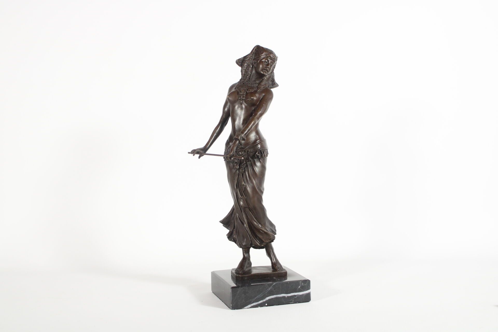 Null MILO (1893/1970). D'après.
La Déesse Isis, bronze avec socle en marbre. Sig&hellip;