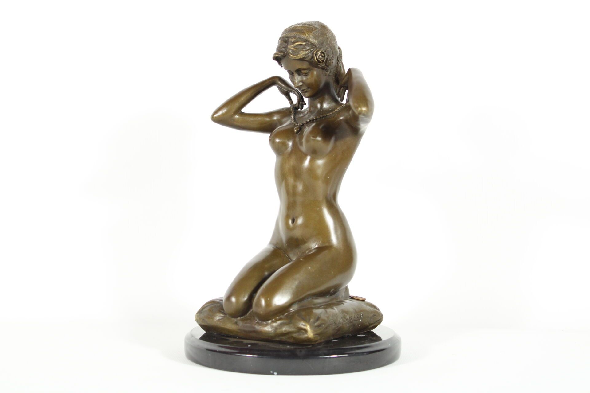 Null Paul PONSARD (1880/1915). D'après. 
Femme à la parure, sujet en bronze avec&hellip;