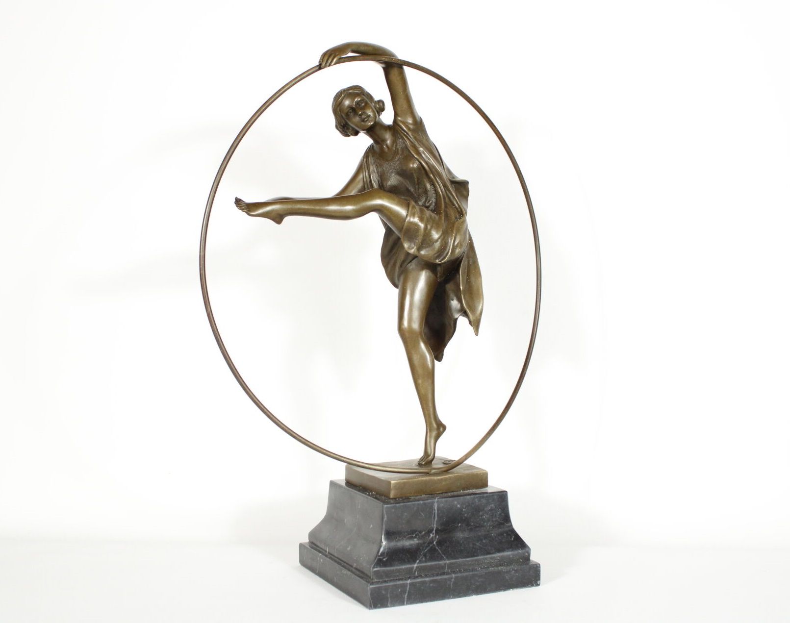 Null Armand GODARD (XIX/XX). D'après.
Danseuse au cerceau, sujet en bronze avec &hellip;