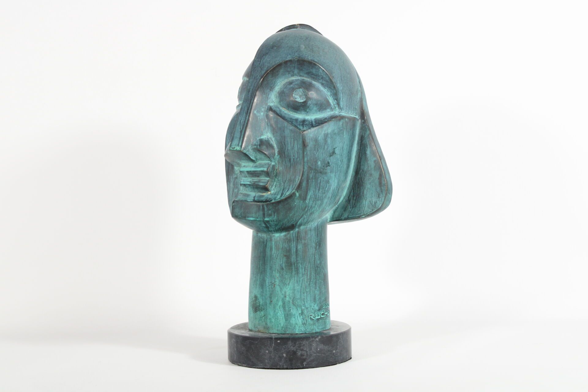 Null Buste de femme cubiste, bronze à patin bleue avec socle en marbre. Signé "R&hellip;