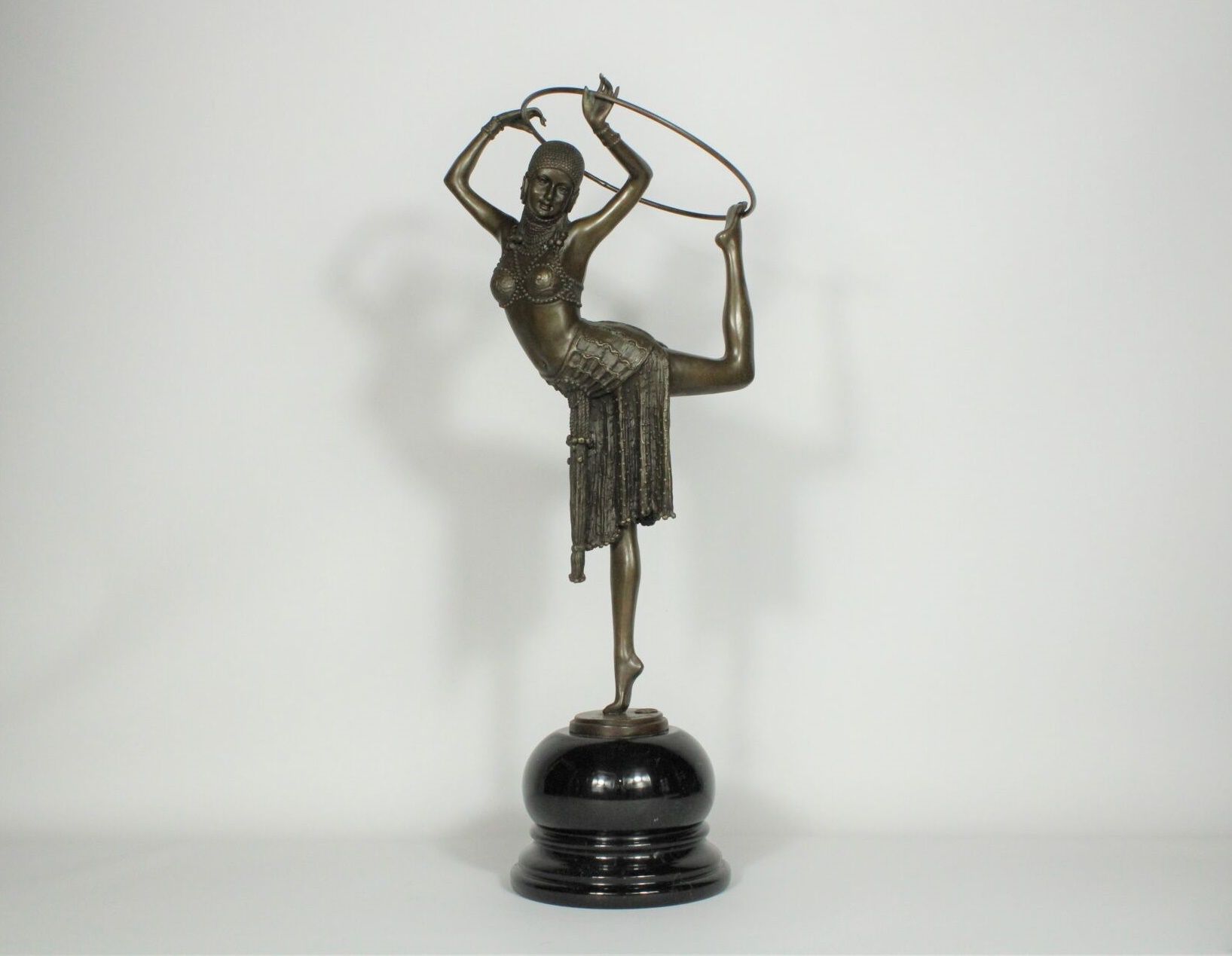 Null Demeter CHIPARUS (1886/1947). D'après. 
Danseuse au cerceau, bronze avec so&hellip;