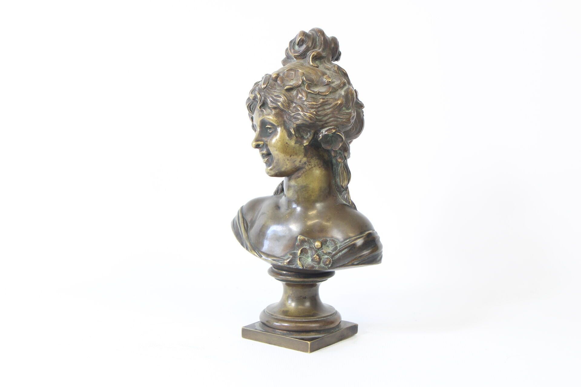 Null CLODION (1738-1814). D'après.
Buste de femme en bronze. Signé.
Hauteur: 24c&hellip;