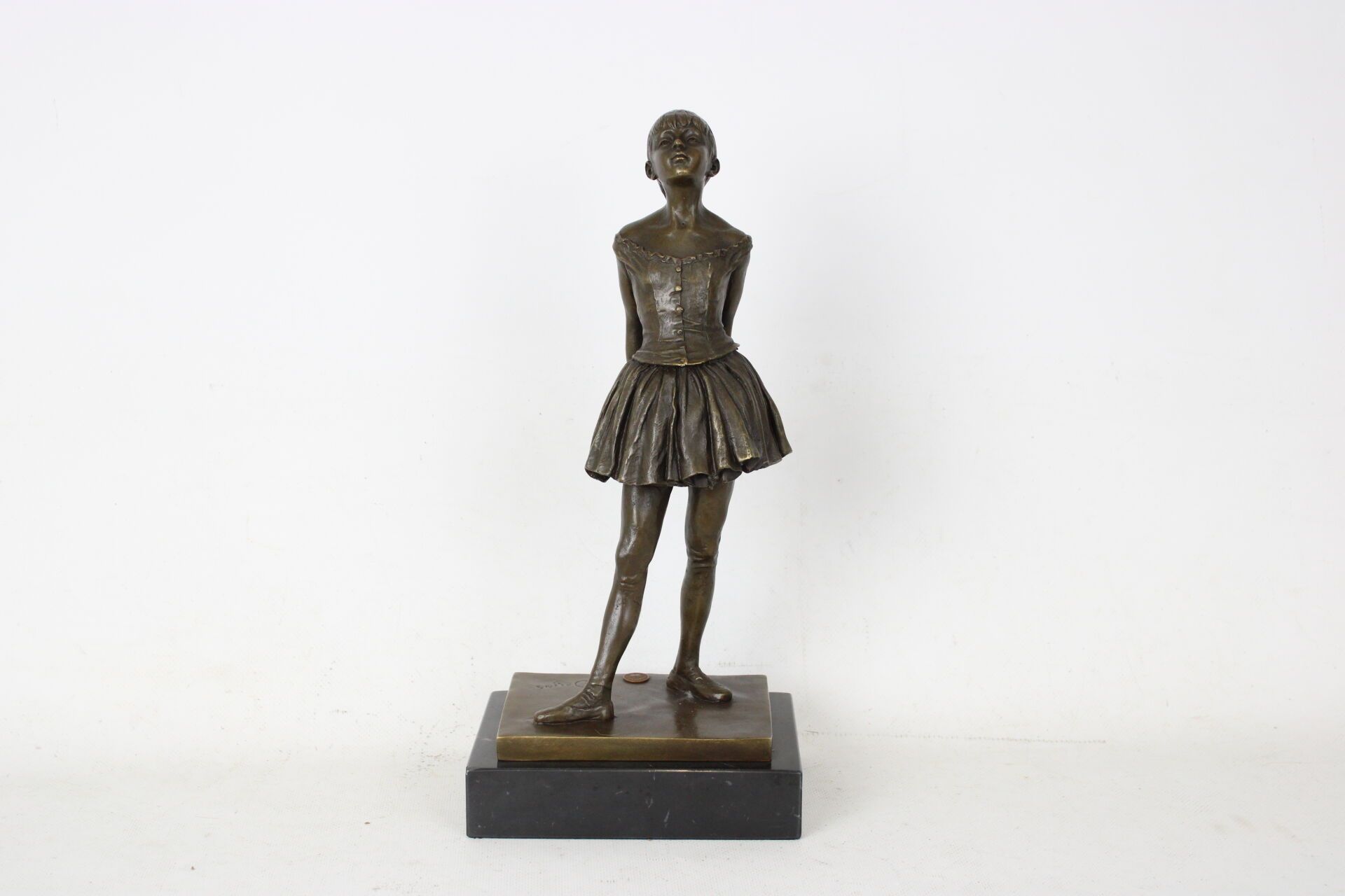 Null 埃德加-德加斯（1834-1917 年）。后。
娇小的舞者》，青铜色调，大理石底座。青铜印章上有签名。现代印花。
带底座高：39 厘米