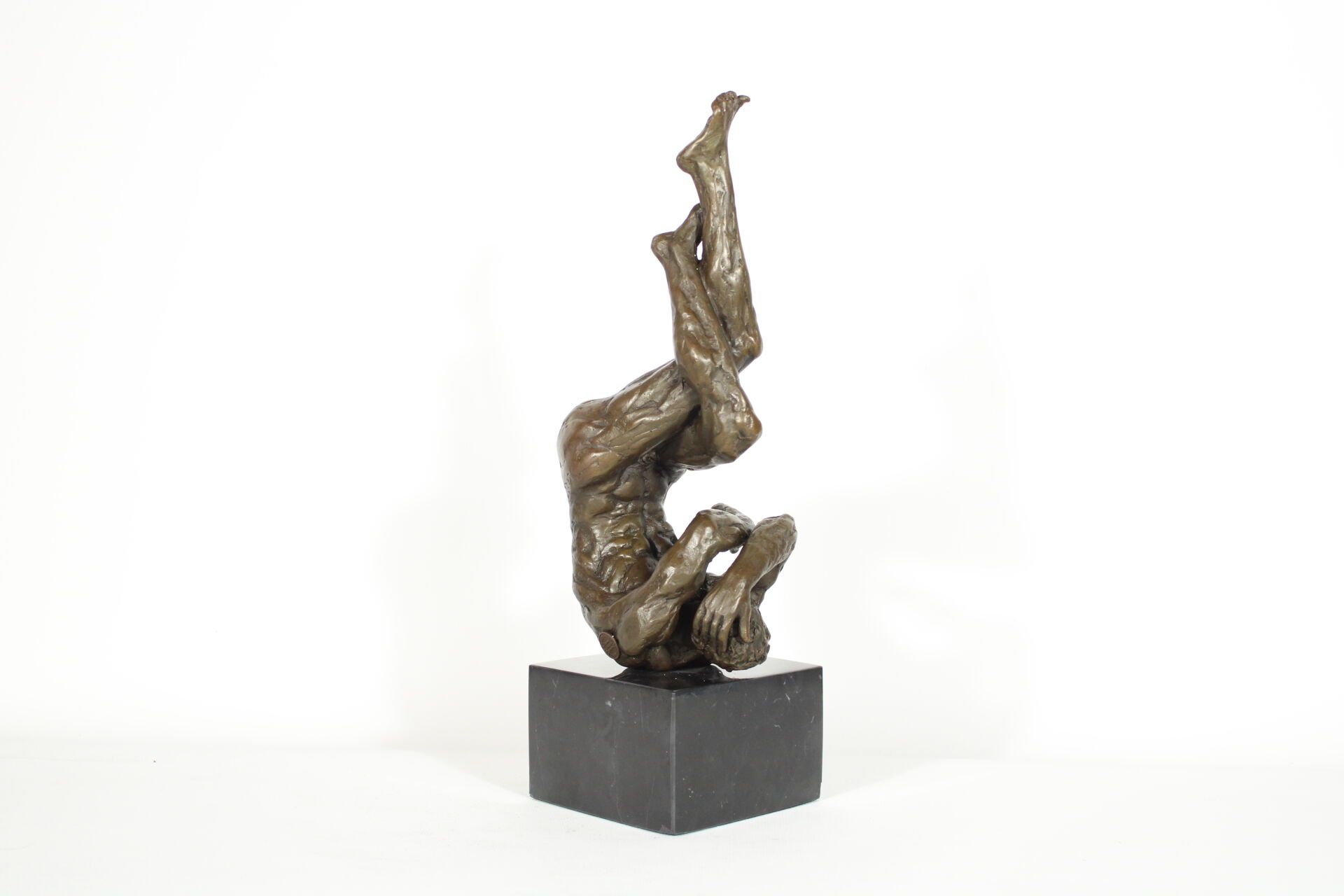 Null Antonio CESARO (XX). D'après.
La Chute, sujet en bronze avec socle en marbr&hellip;