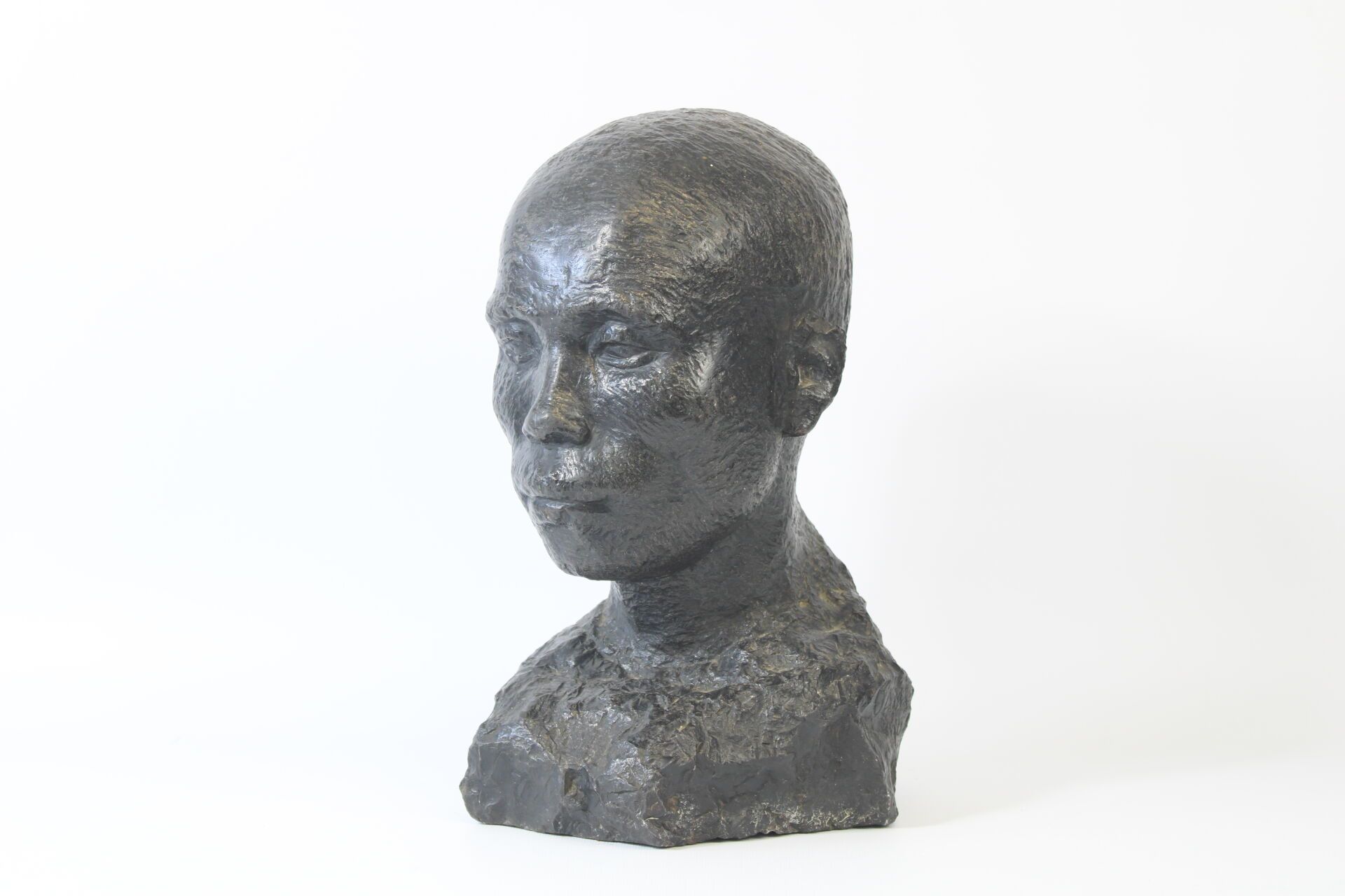 Null 20 世纪的学校。
男子头像，面部雕刻在石块上，侧面有 "DAMP "签名和 1928 年的日期。
高：36.5 厘米。
耳朵有损坏。