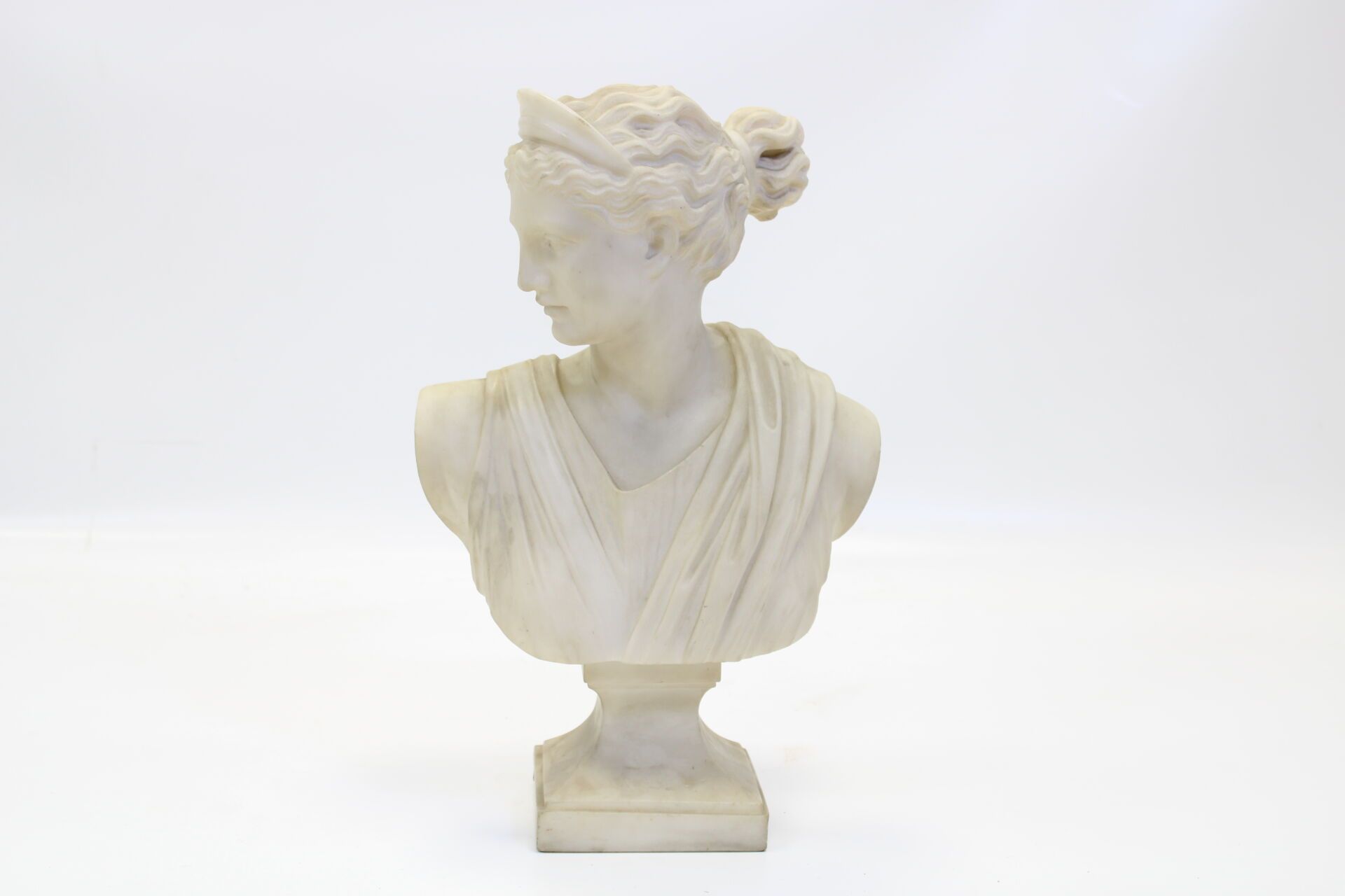 Null 20 世纪早期的法国学院派。 
白色大理石雕刻的女猎人戴安娜半身像。 
尺寸：45 x 29 x 18 厘米