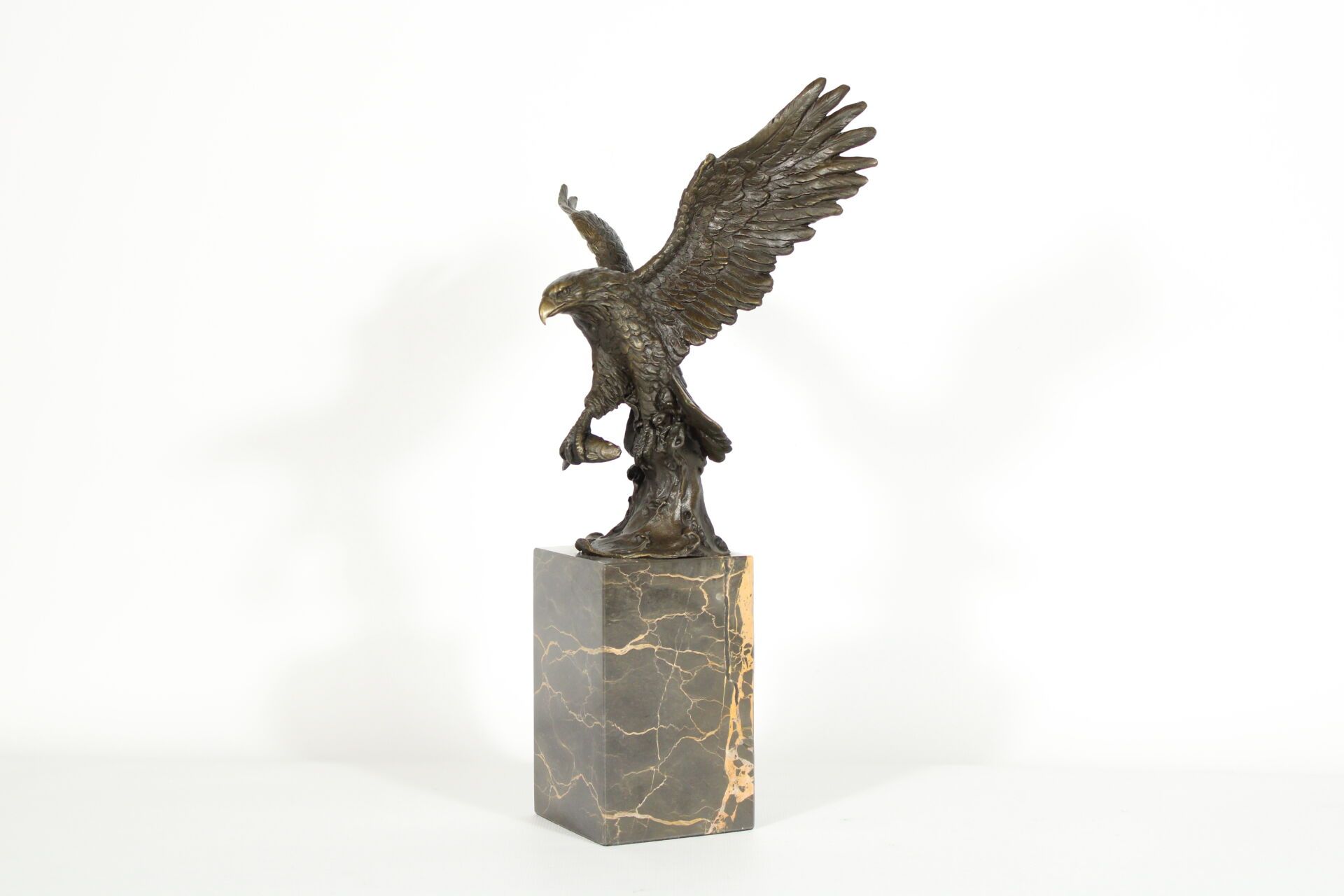 Null Aigle en chasse, sujet en bronze avec socle en marbre. Signé sur la base av&hellip;